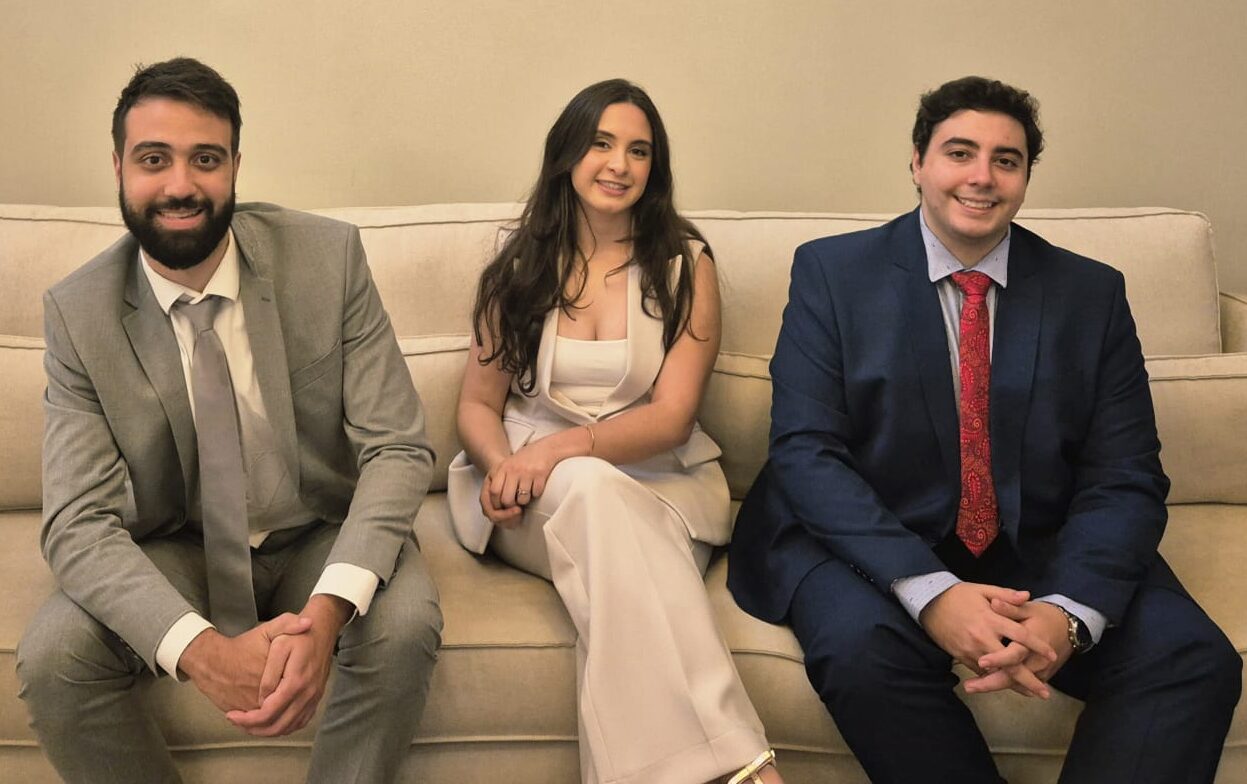 Início três sócios sentados sorrindo